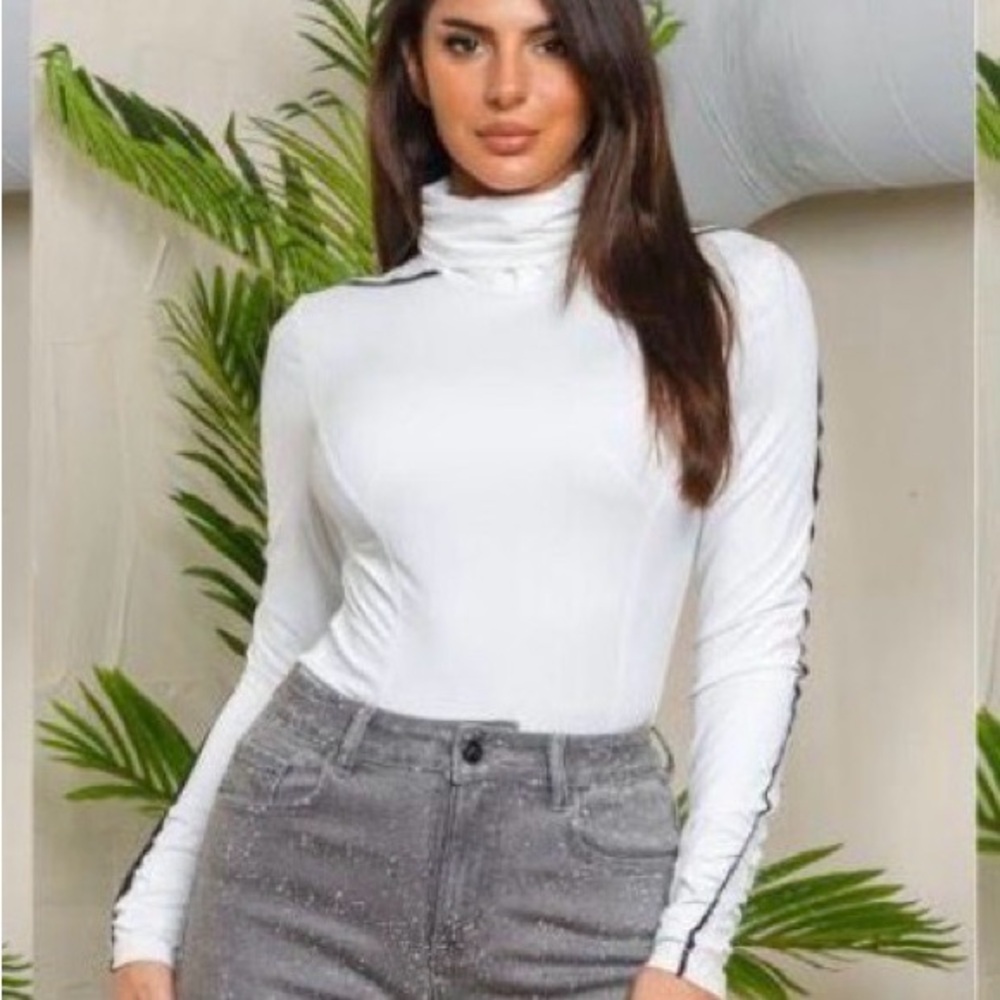 #190 White with black stripe turtleneck top